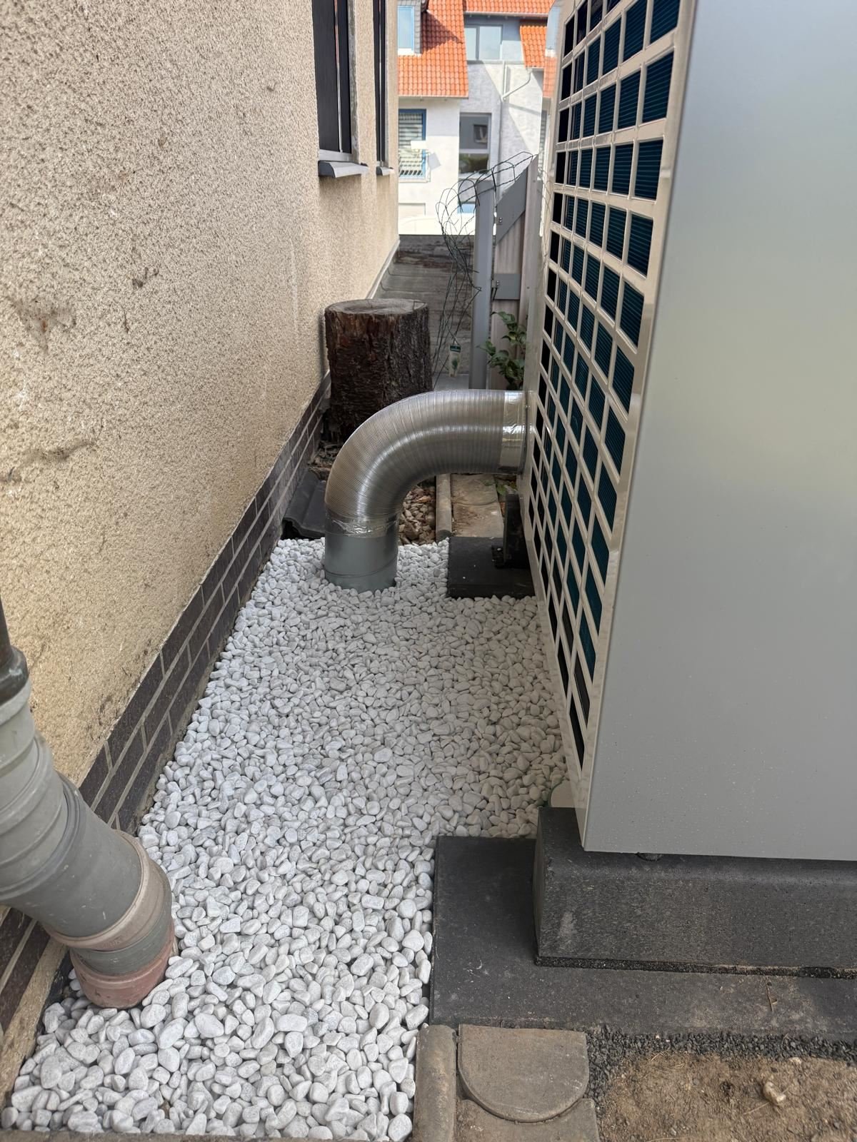 Leitungsanschluss der Wärmepumpe an der Hauswand