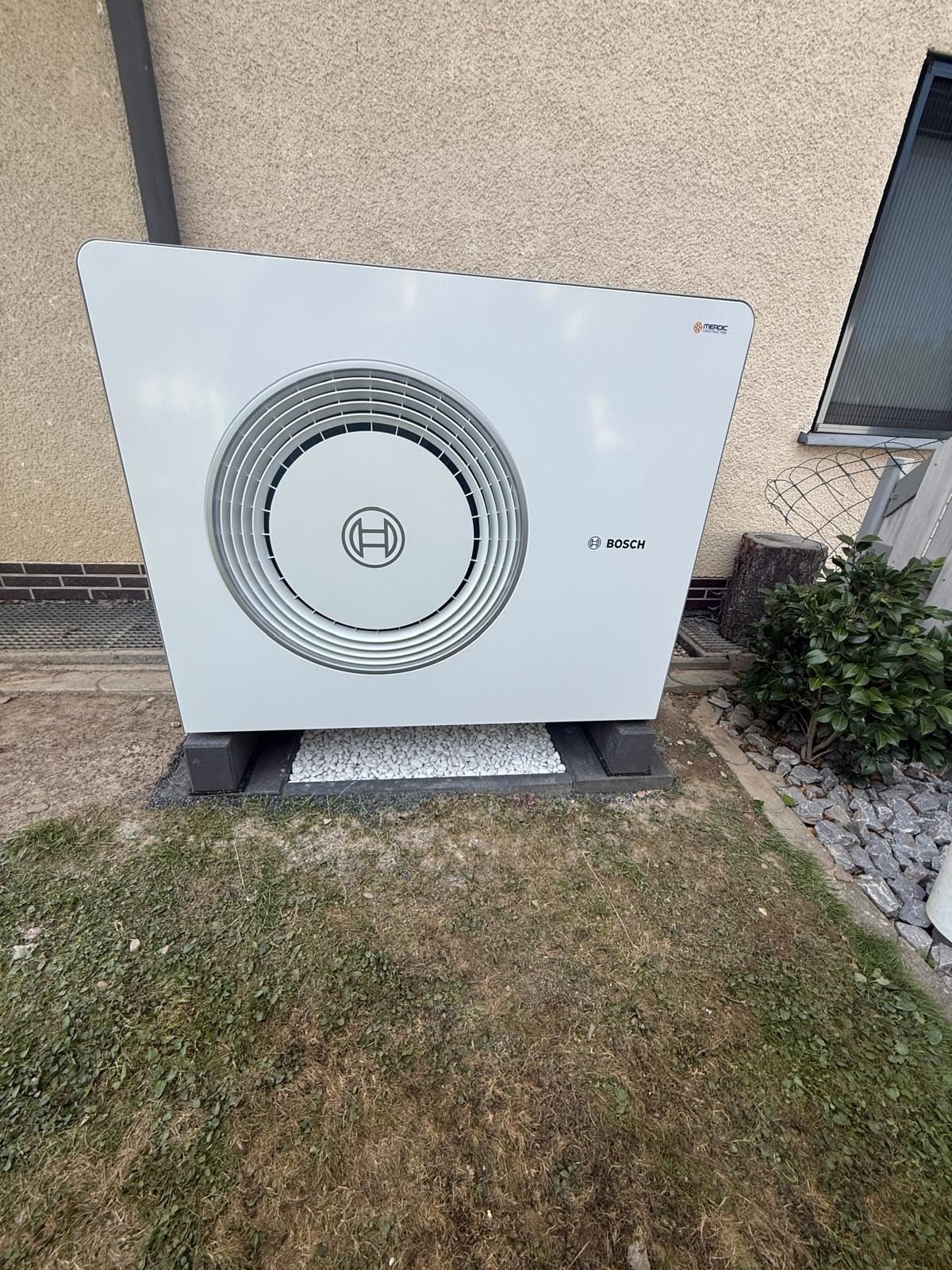 Bosch-Wärmepumpe im schmalen Seitengang eines Hauses in Bad Hersfeld