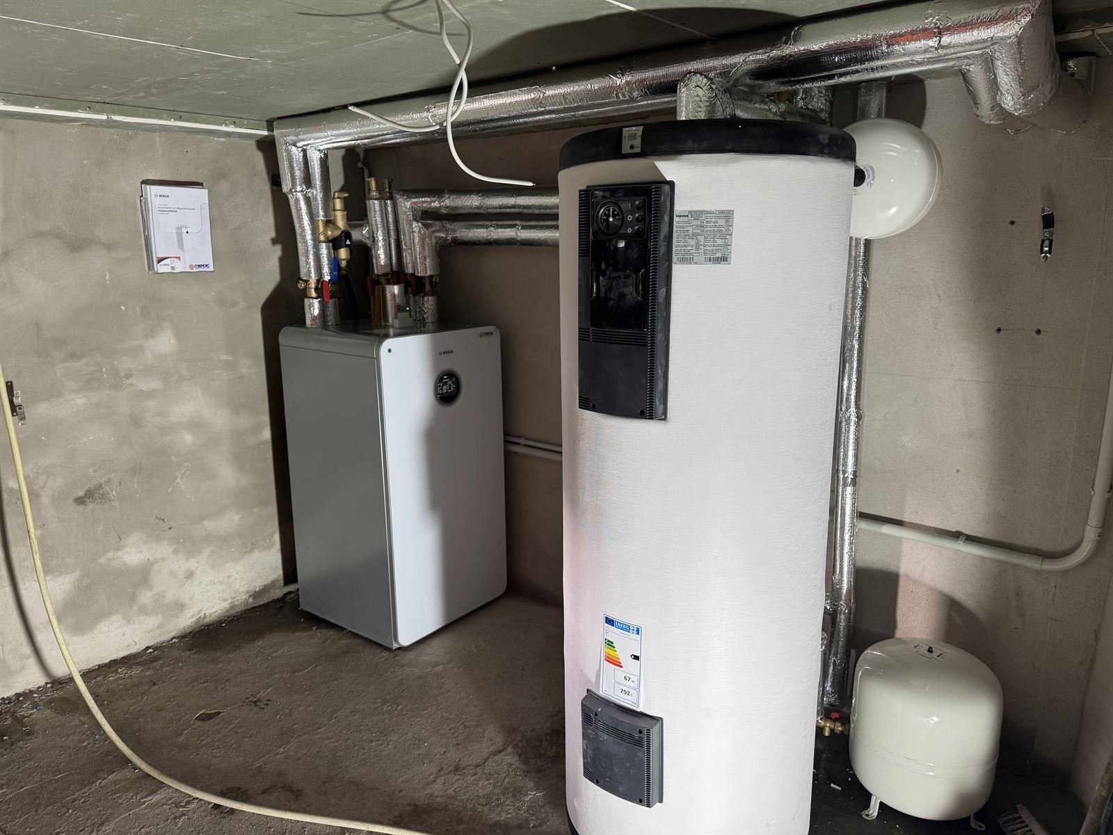 Heizungsraum mit Bosch-Wärmepumpe und Speicher in Borchen