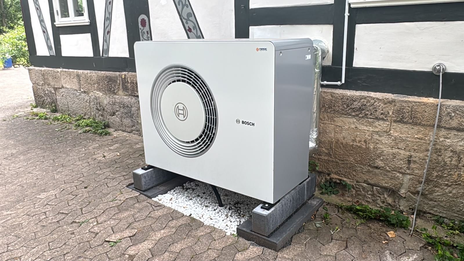 Bosch-Außengerät auf Kiesbett am Fachwerkhaus, Nahaufnahme