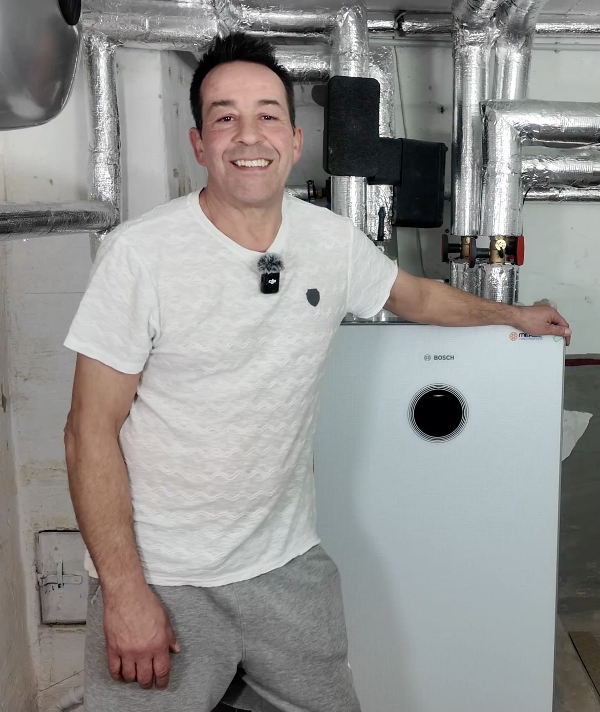 Ray aus Fuldabrück neben der Bosch-Inneneinheit seiner Wärmepumpe