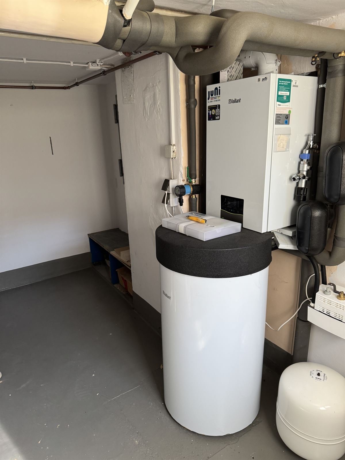 Heizungsraum mit Bosch-Wärmepumpe und Warmwasserspeicher in Immenhausen