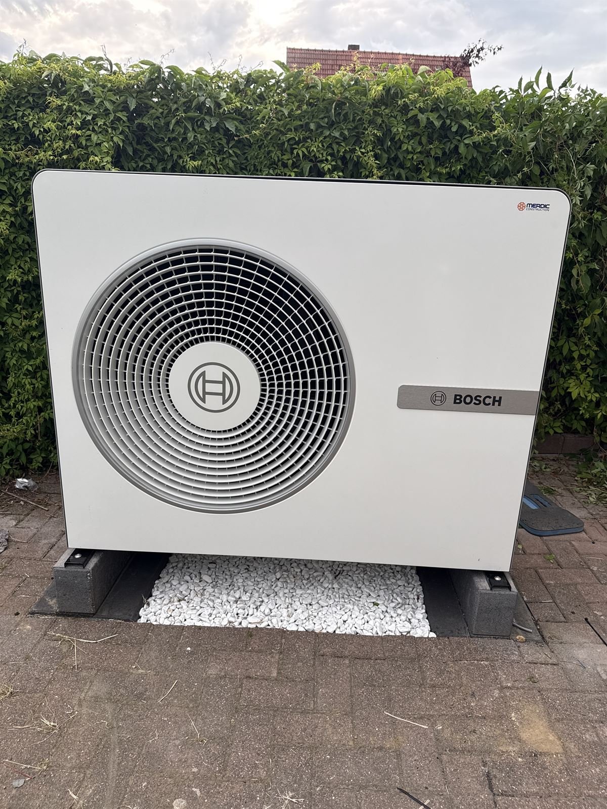 Bosch Compress 8800i AW Außengerät vor einer Hecke in Kassel