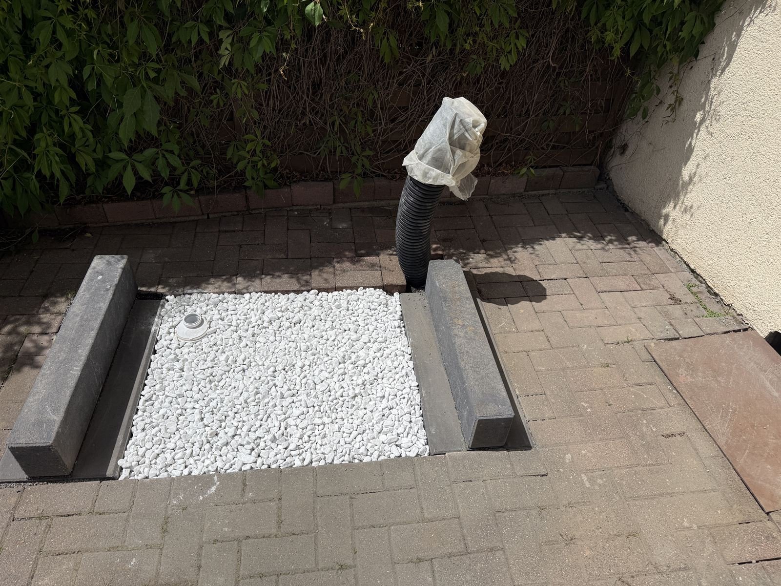 Vorbereitetes Fundament mit Kiesbett für die Wärmepumpe in Kassel