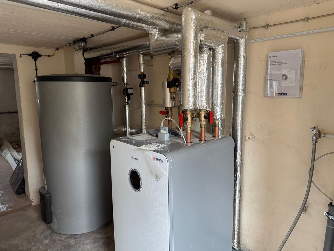 Heizungsraum mit Bosch-Wärmepumpe und Warmwasserspeicher in Kassel