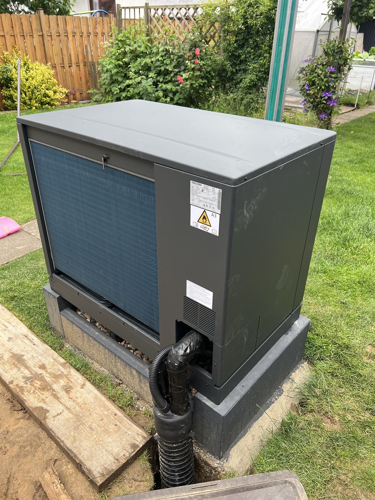 Außengerät der Stiebel-Eltron-Wärmepumpe im Garten