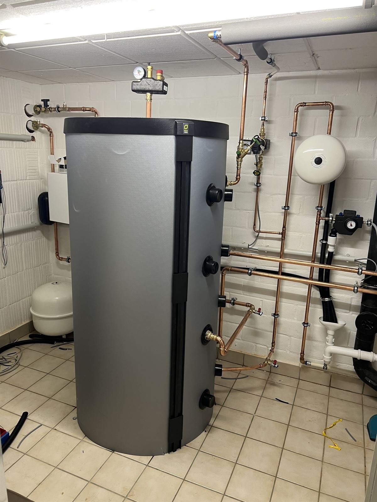 Speicher und Hydraulik der Stiebel-Eltron-Wärmepumpe im Heizungsraum in Kassel