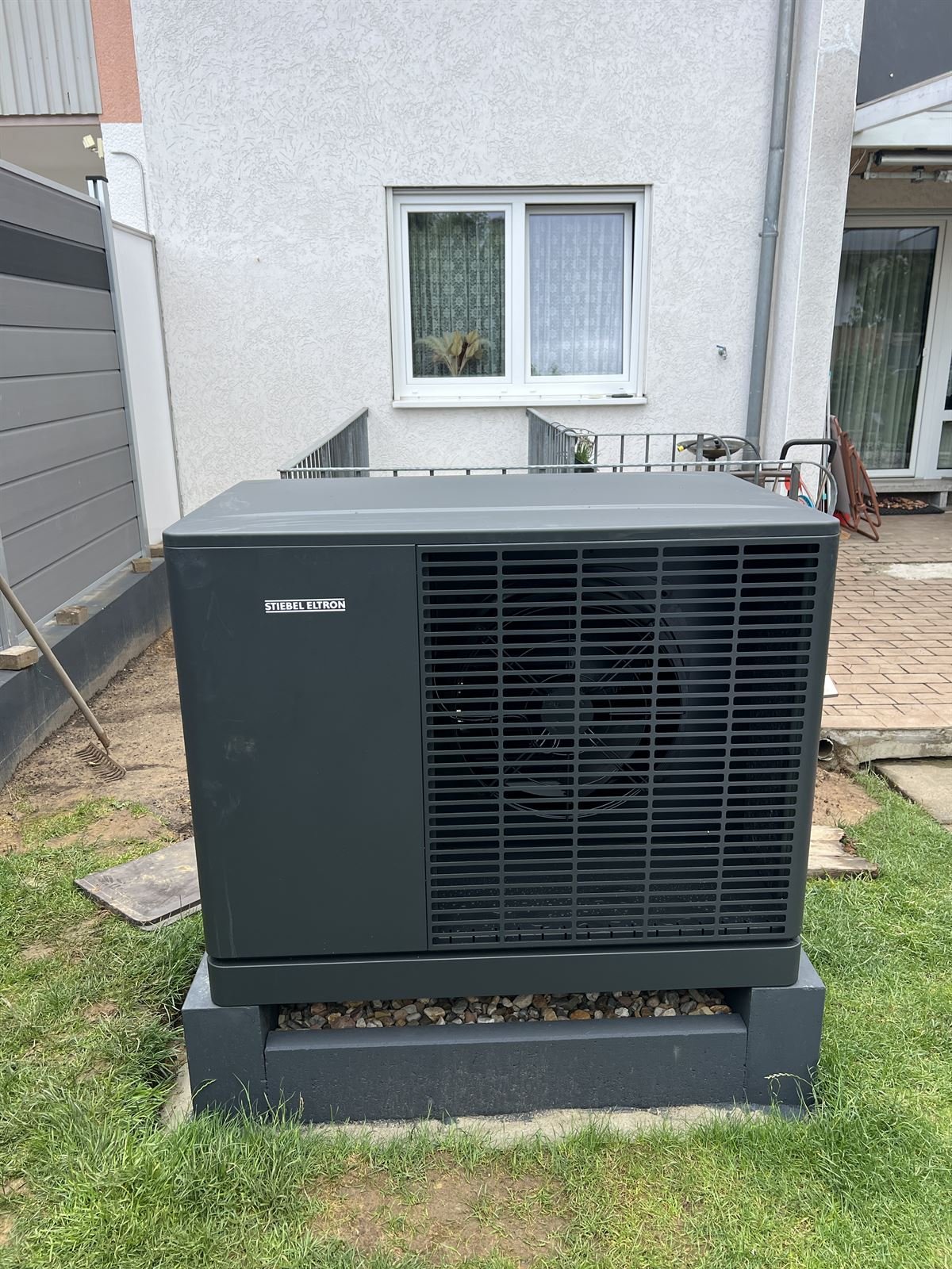 Stiebel-Eltron-Wärmepumpe auf einem Sockel im Garten eines Hauses in Kassel