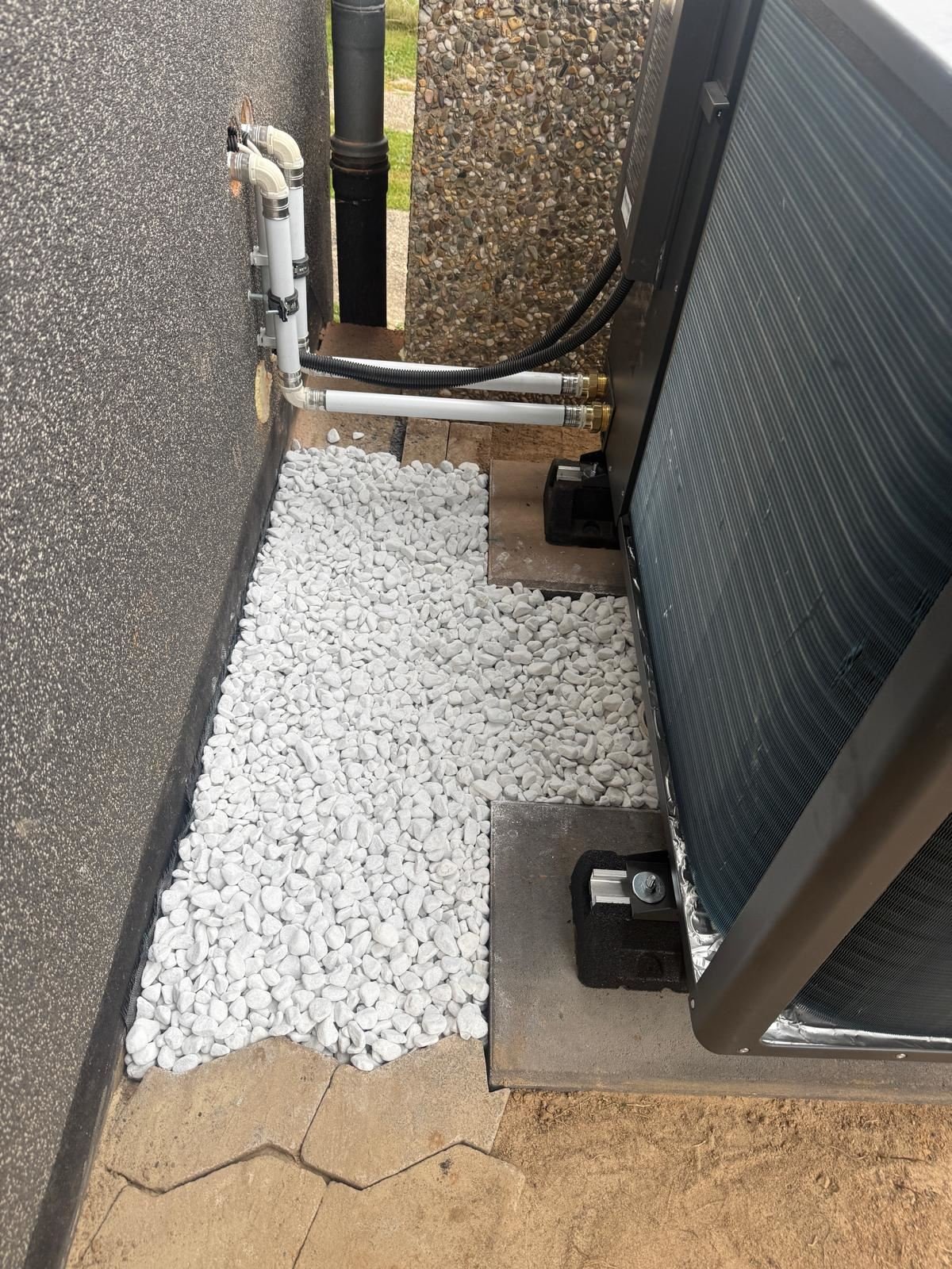 Vaillant aroTHERM plus von der Seite an der Hauswand