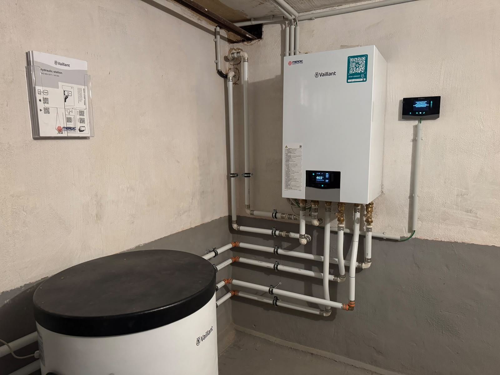 Nachher: Vaillant-Hydraulikstation und Speicher im Heizungsraum in Kassel-Wolfsanger