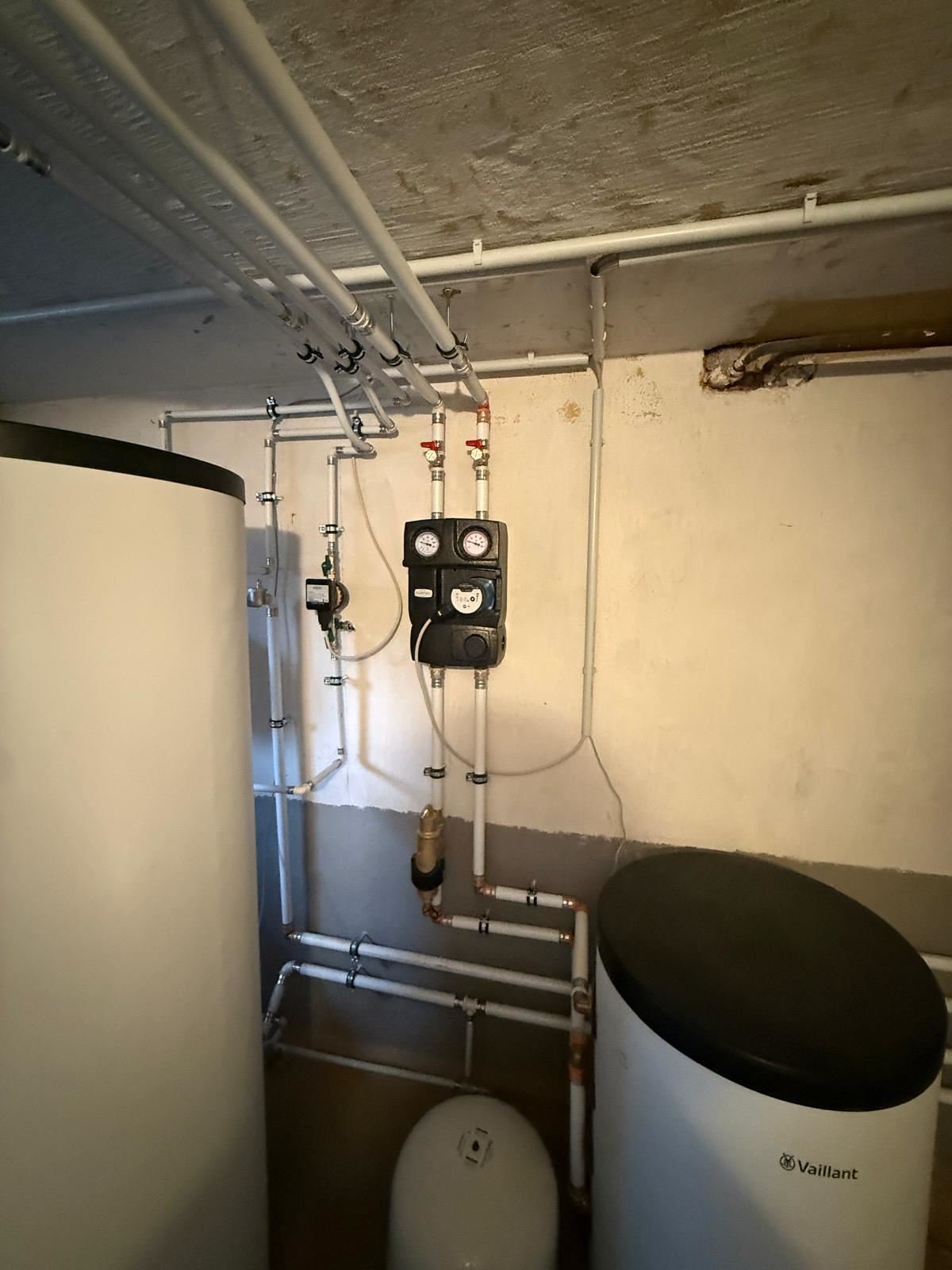 Pumpengruppe und Speicher im Heizungsraum