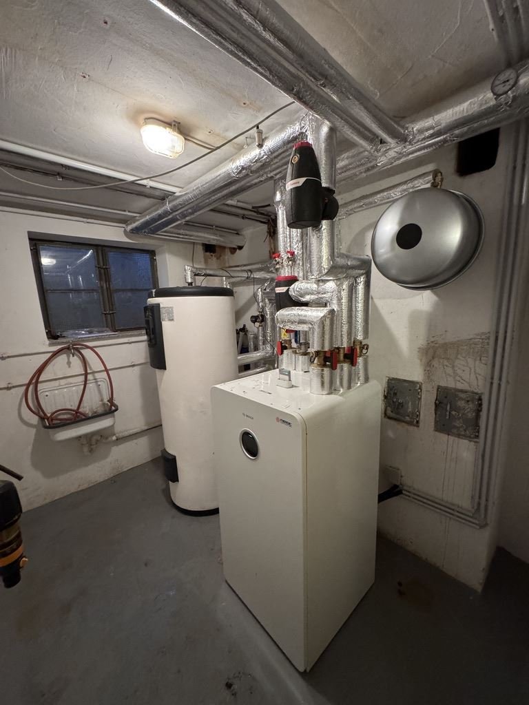 Heizungsraum mit Bosch-Wärmepumpe und Warmwasserspeicher in Lohfelden