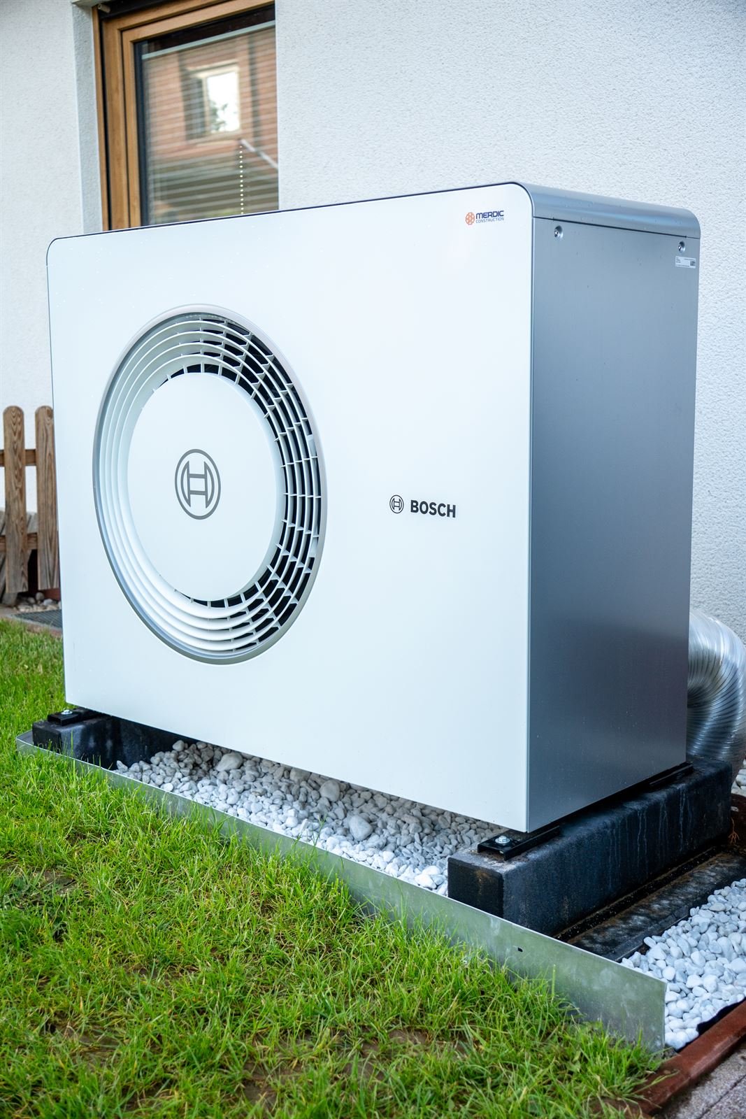 Bosch-Wärmepumpe auf dem Rasen vor der Hauswand