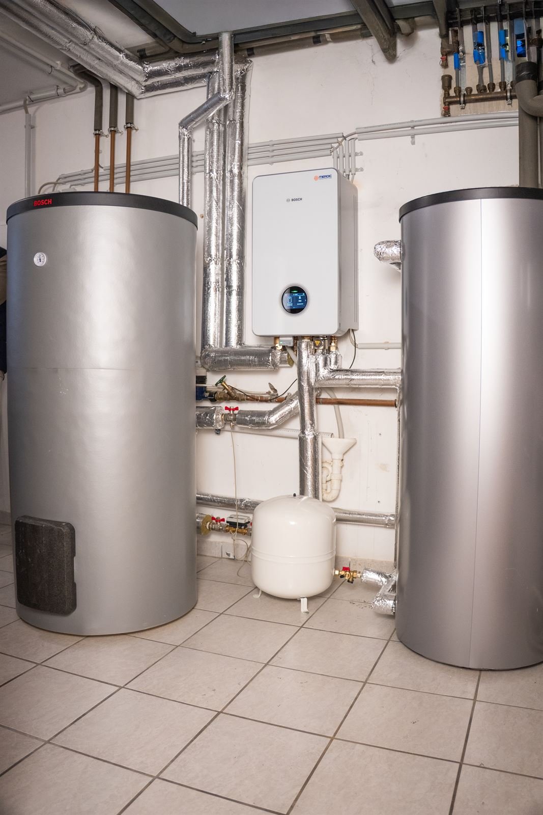 Heizungsraum mit Bosch-Wärmepumpe und Speichern in Melsungen