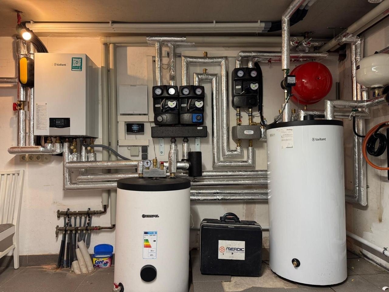 Heizungsraum mit Vaillant-Hydraulikstation, Speichern und Pumpengruppen