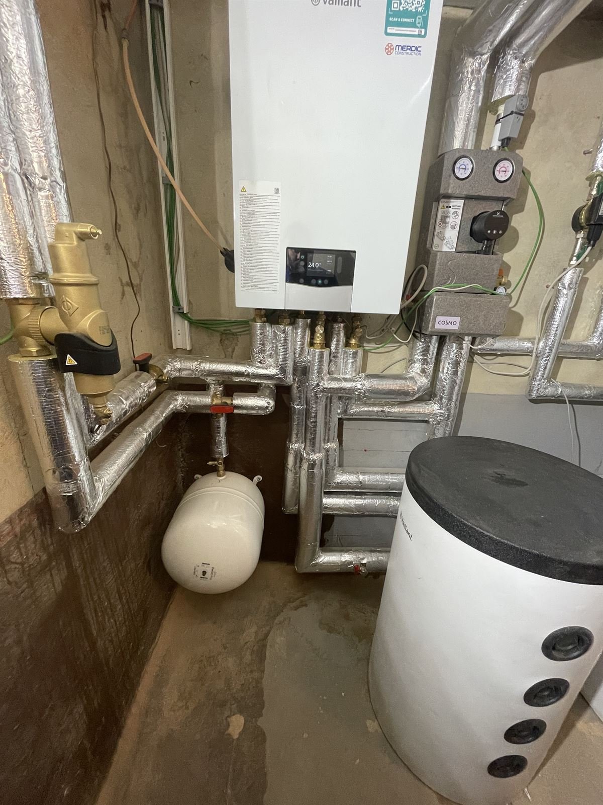Vaillant-Hydraulikstation mit Pumpengruppe im Keller