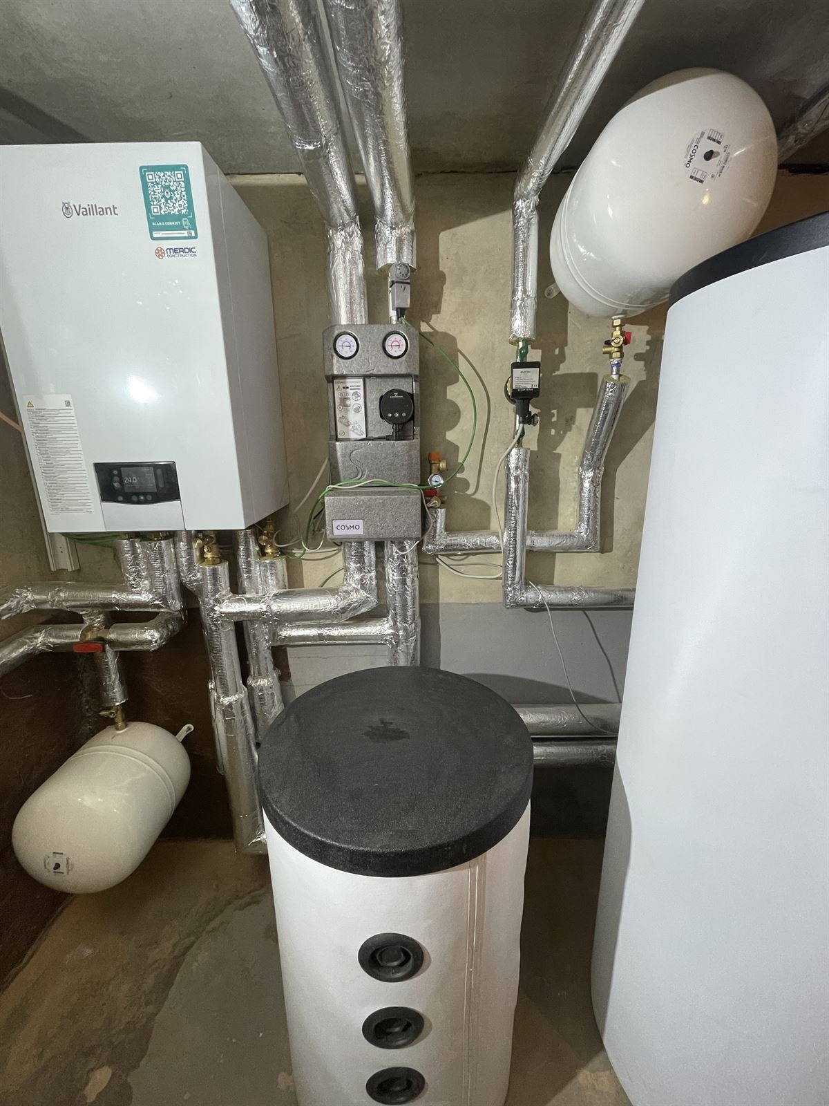 Heizungsraum mit Vaillant-Hydraulikstation, Pufferspeicher und Warmwasserspeicher in Vellmar