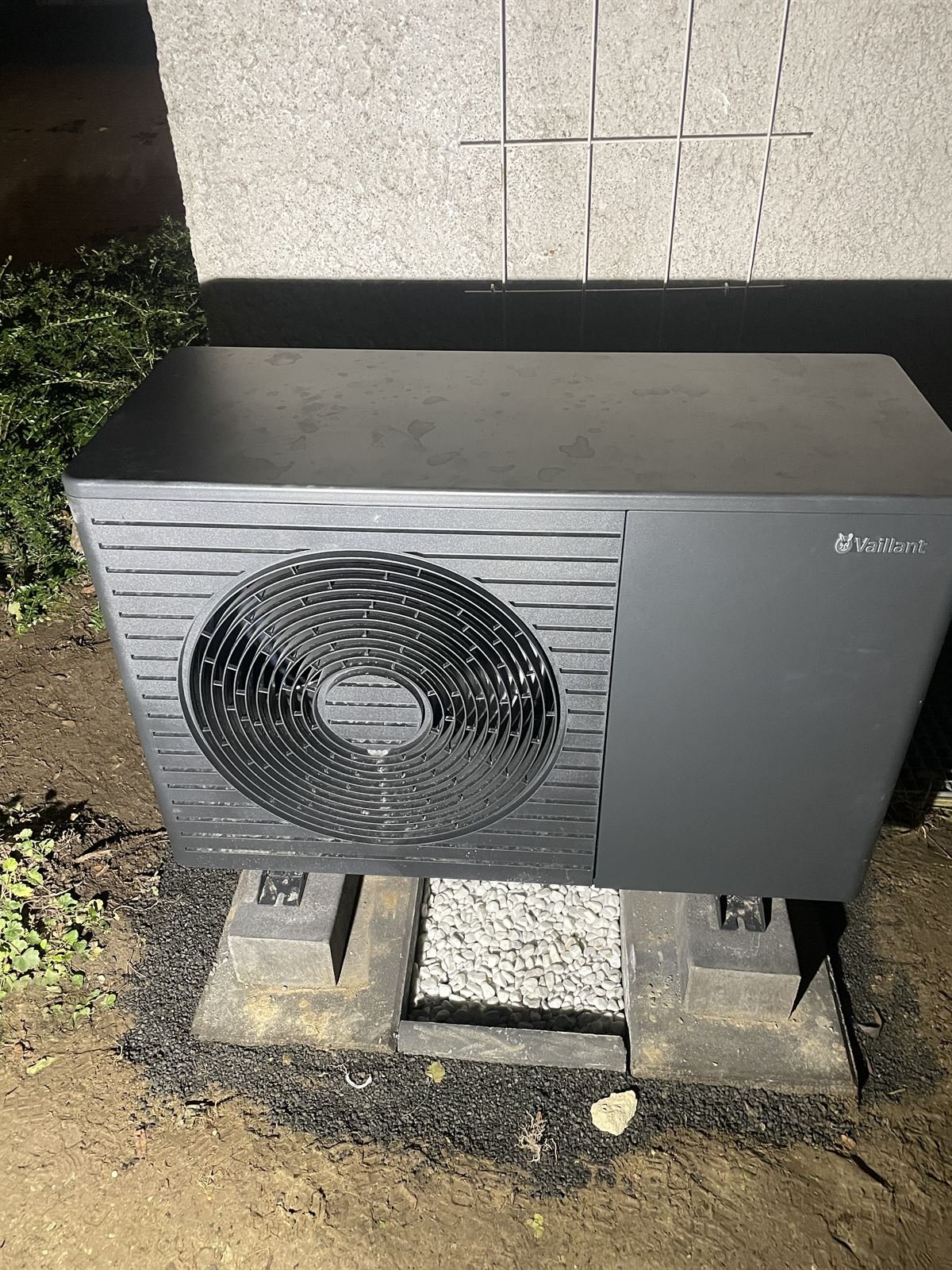 Vaillant-Wärmepumpe Außengerät an einem Einfamilienhaus in Vellmar