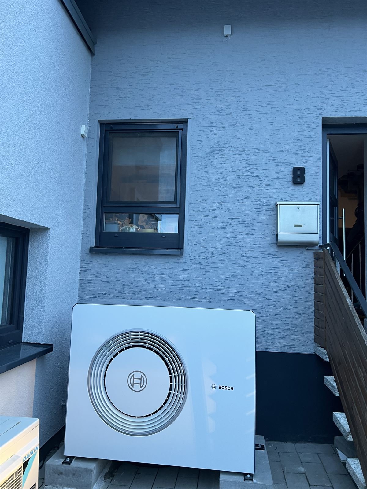 Bosch-Wärmepumpe vor einem Einfamilienhaus in Willingshausen