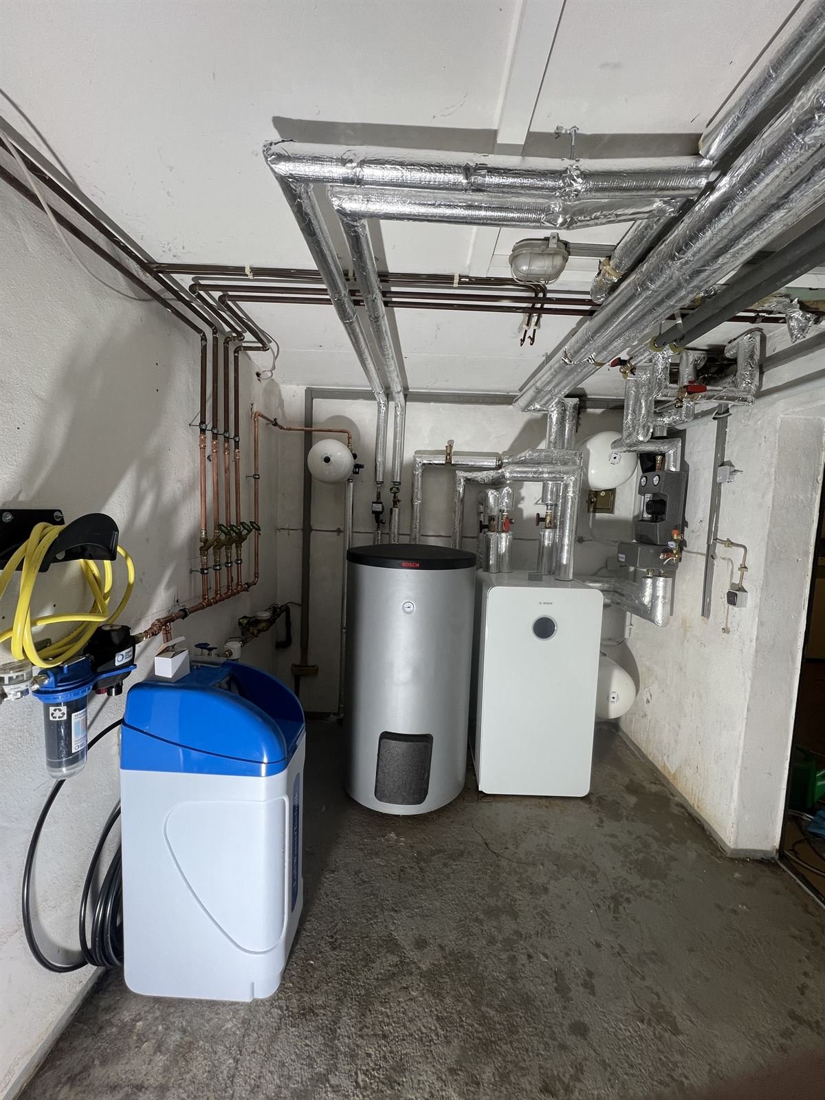 Heizungsraum mit Warmwasserspeicher und Hydraulik in Willingshausen
