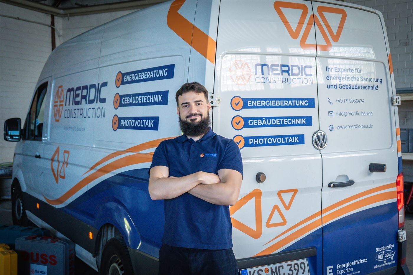 Harun Merdic, Geschäftsführer von Merdic Construction, vor dem Firmenwagen in Kassel