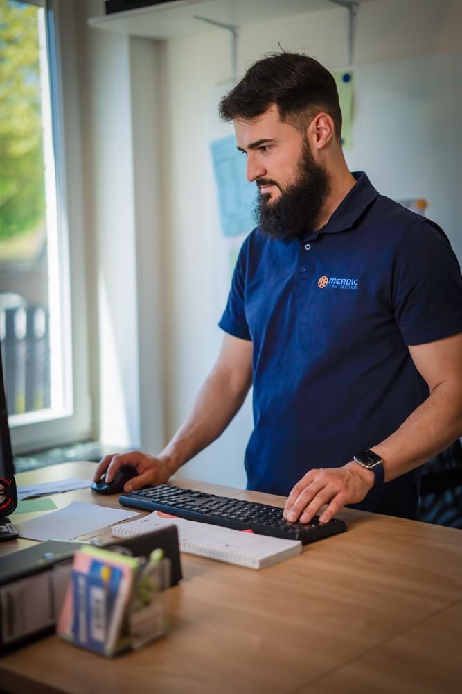 Harun Merdic plant ein Projekt am Computer im Büro in Kassel