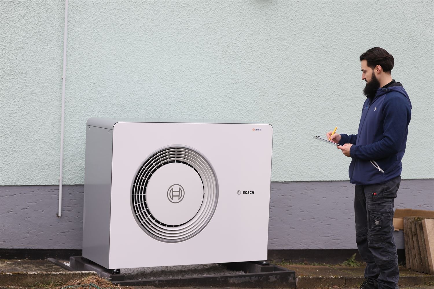 Harun Merdic dokumentiert die Abnahme einer neuen Bosch-Wärmepumpe beim Kunden